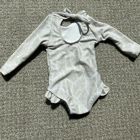 Current Tyed ‘Skye’ Ruffle Rashguard Swimsuit 0-6M - Picture 2 of 2